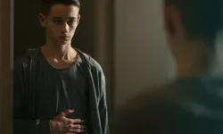 Подросток с анорексией смотрит в зеркало