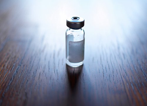 Ампула с препаратом Цефтриаксон Ампула стоит на столе